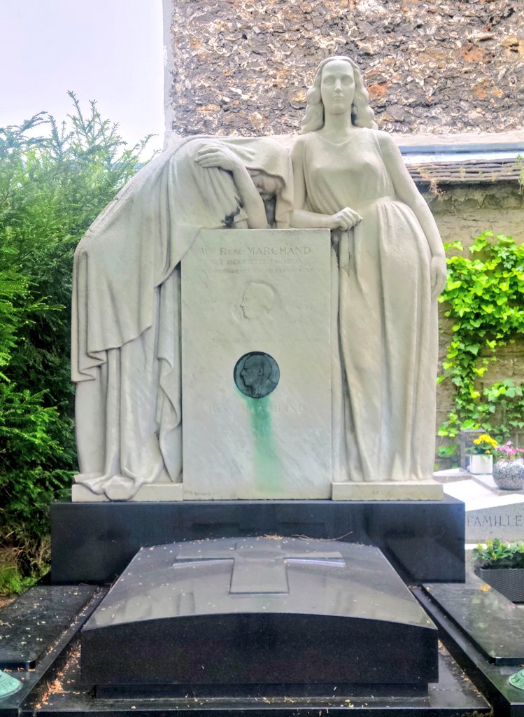 MichelleMoggio's tweet photo. Blinding white stone makes this #Montparnasse Cemetery memorial stand out #Paris #TheParisEffect #GraveArt https://t.co/rG8y0Mc2Fb