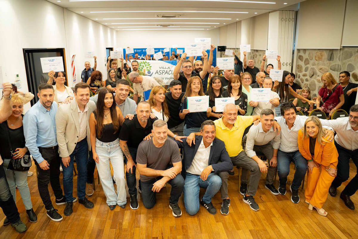 miguelsiciliano's tweet photo. SEGUIMOS ACOMPAÑANDO A LOS CENTROS VECINALES
Codo a Codo es un programa de la @MuniCba que otorga un aporte a los #CentrosVecinales para que continúen desarrollándose. Es una forma de alcanzar a los vecinos que se organizan en cada barrio, que trabajan por el bien común y sostienen la comunidad.
Junto a @PasseriniOk, @javierpretto y @pichi_oficial entregamos aportes a 40 instituciones. Una muestra de trabajo articulado y en equipo, la forma que necesita #Córdoba para seguir progresando. Sigamos unidos. #CodoACodo