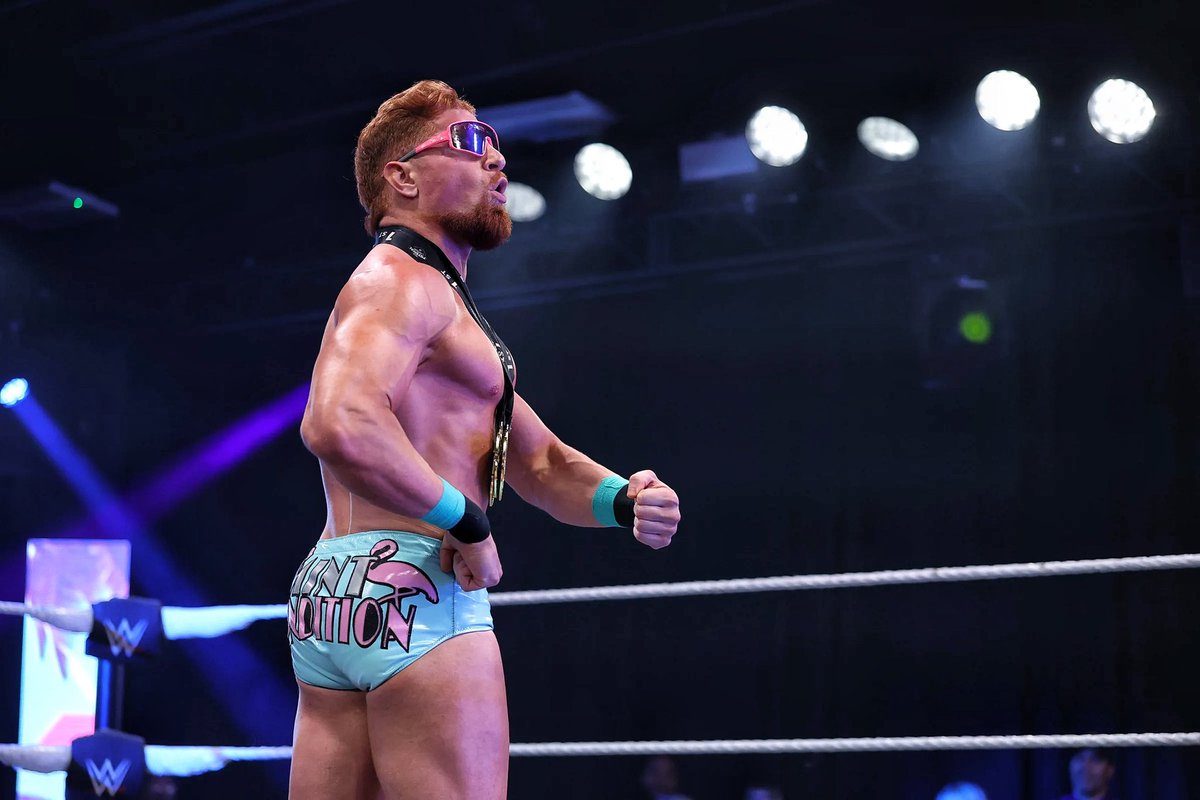 justgal_'s tweet image. The stud o meter is through the roof! 😎🔥 #WWEEvolve #ItsGal