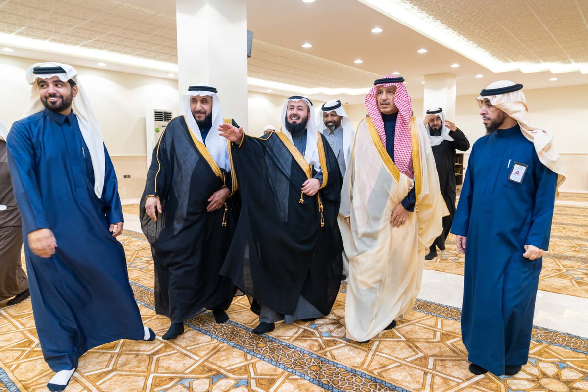 almowatennet's tweet photo. 📷 لقطات من افتتاح جامع الشيخ محمد بن عبدالعزيز الراجحي – رحمه الله – بحي التعاون بمحافظة رفحاء،
برعاية وكيل محافظ رفحاء عواد بن عبدالله الشمري، ومدير عام فرع وزارة الشؤون الإسلامية بالمنطقة الشيخ فهد بن سليمان الخليفة، والرئيس التنفيذي لأوقاف مؤسسة الراجحي الخيرية عبدالعزيز العنزي.

ويتميز الجامع بـ:
• مسطح بناء يبلغ 3800 م
• يتسع لأكثر من 3400 مصلٍّ
• فيلا للإمام
• فيلا للمؤذن
• مصلى علوي مخصص للنساء 

@Yazeed_AlRajhi