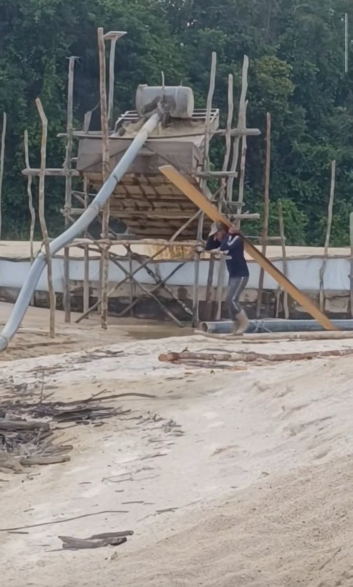 Fritz_A_Sanchez's tweet photo. #Atencion #Venezuela 

El extractivismo aurífero ilegal no se detiene al #SurDelOrinoco , incluso avanza en infraestructura informal para ampliar su capacidad d procesamiento de material, lo q implica una mayor devastación ambiental 😞

📸 Riberas del río Icabarú #GranSabana https://t.co/H20gvkWSBc