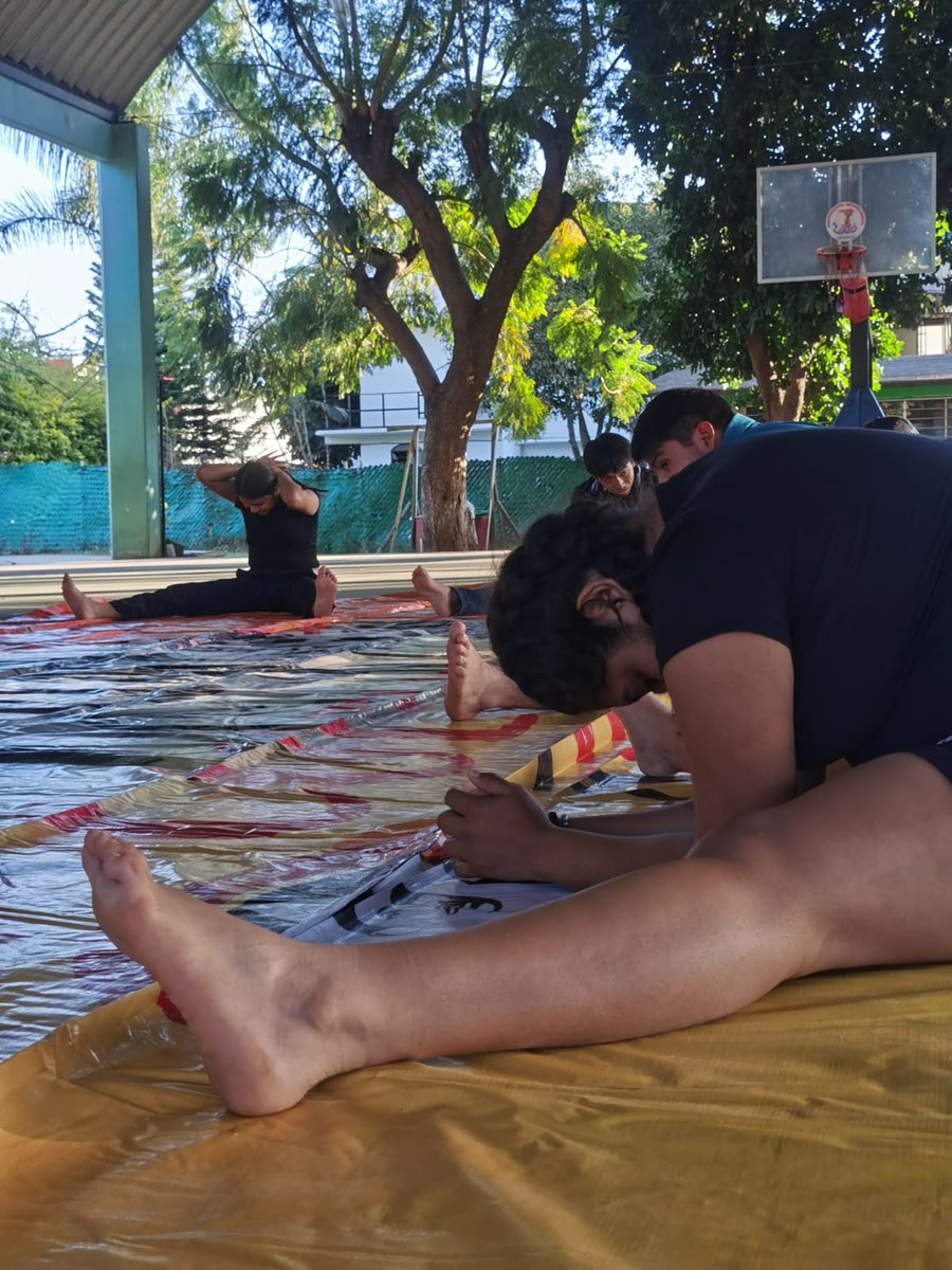 Con música y mucha actitud, continúan las prácticas de danza acompañadas de estiramiento, preparando el cuerpo para dar lo mejor en cada movimiento, cada ensayo se reflejan en la vida diaria y en el compromiso que caracteriza a las Casas del Estudiante.❤️‍🔥