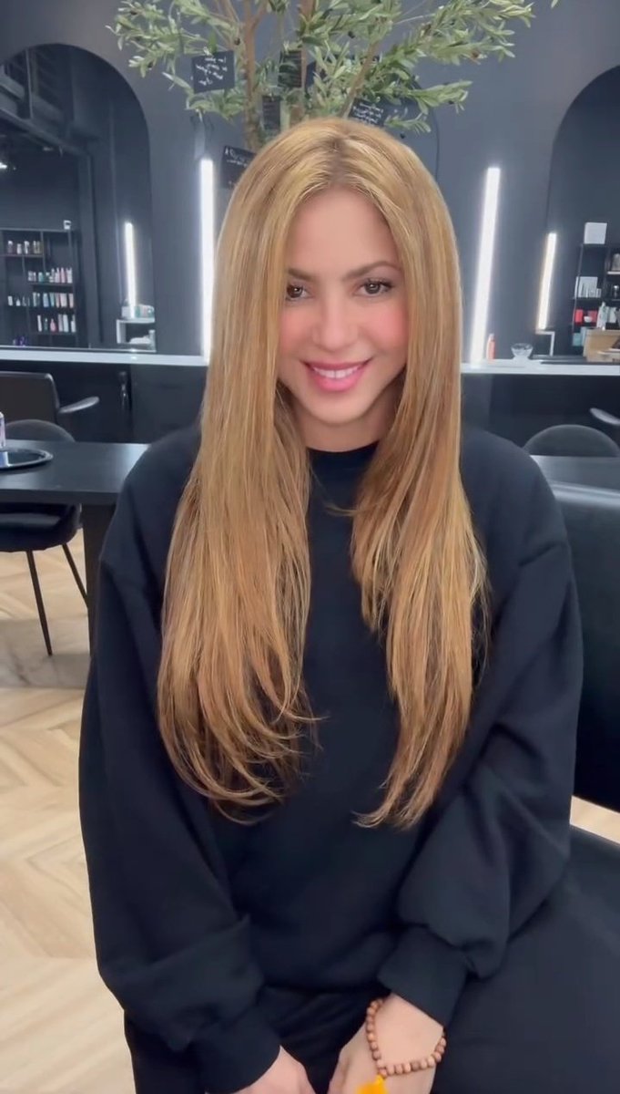 Shakira con el pelo lacio! 😍