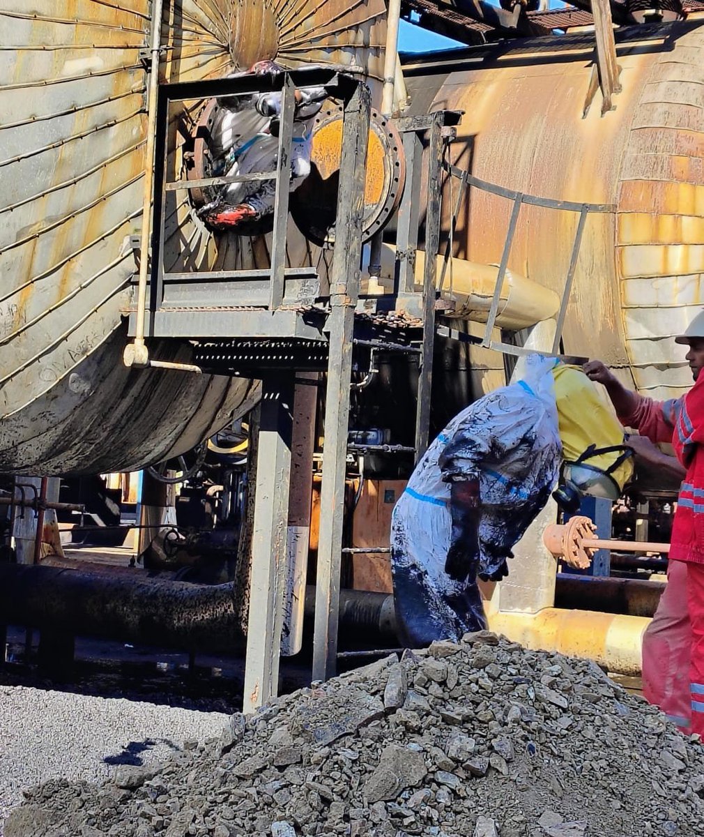 ⚙️ Labor conjunta en la refinería.
El equipo de <a href="/EmpetStgo/">EMPET División Santiago de Cuba</a> se encuentra desarrollando trabajos de limpieza en los electrodeshidratadores de la Unidad de Destilación.
🧼 Esta tarea, esencial para la calidad del crudo procesado, es un ejemplo de colaboración. 
#PetrolerosPorCuba