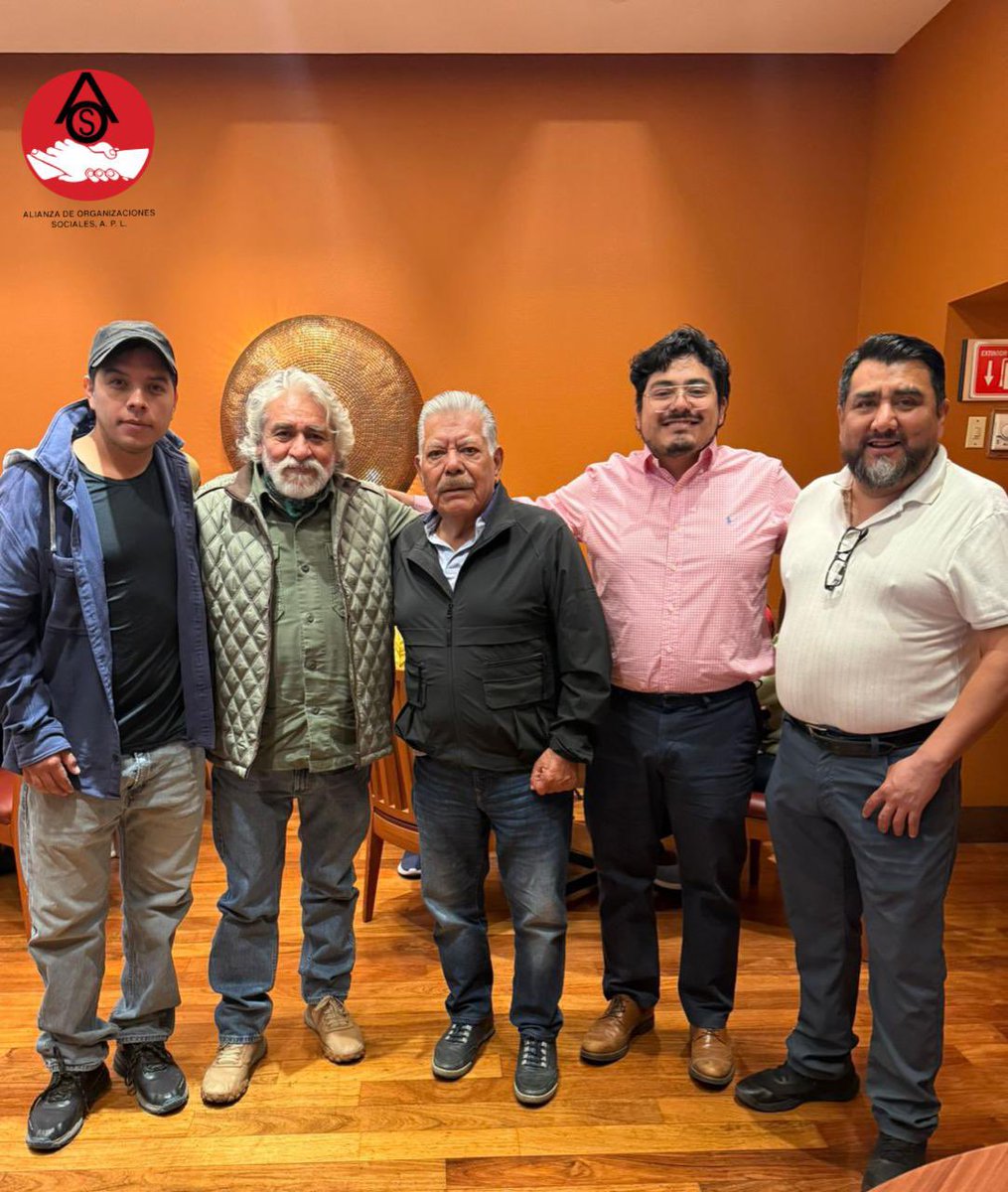 AOS_APL's tweet photo. Hoy, dos referentes históricos del comercio popular se reunieron para intercambiar puntos de vista y analizar las problemáticas que enfrenta nuestro sector. Juan Hernández, Presidente del comité político de AOS e Ignacio Contreras, Presidente del MEGABLOQUE de comercio popular. https://t.co/EQLN53yaIt