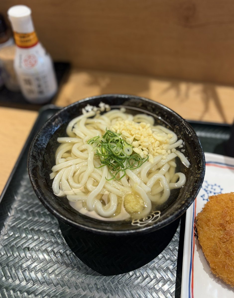 はなまるうどん

かけ中が520円…だと…？
ひっさびさに行ってみたらあまりの高騰ぶりに驚いた。
昔はこれが200円台で食べられてたんだよねえ。
（と、想いを馳せるぐらいの久々でした。）