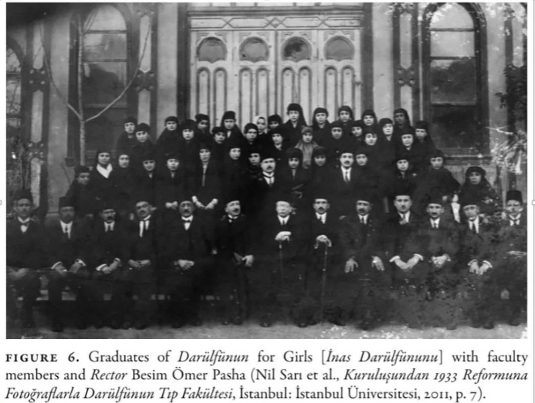 debuffer2's tweet image. Yıl 1914.

2. Abdülhamid döneminde açılan kadınlara özel İnâs Darülfünunu. Tüm kadın öğrenciler başörtülü.

Yam 100 yıl sonra Erdoğan başörtülü kadınlara tekrar eğitim hakkı verdi.

Boşuna Reis demiyoruz.