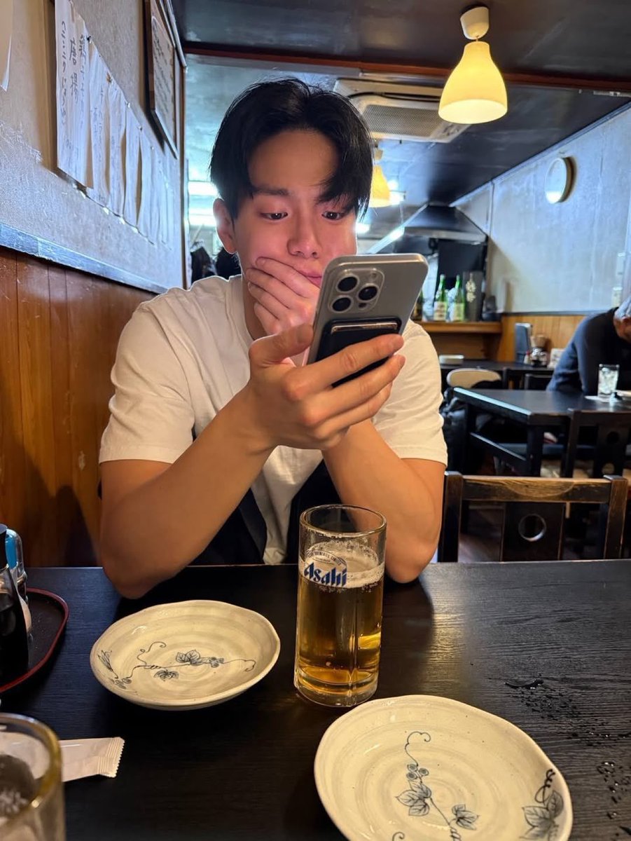 진짜 우리그이 우리여보 우리오빠 우리형 우리자기 🩷 가 눈에 보이는 이사진에서 빠져나올수가 없네