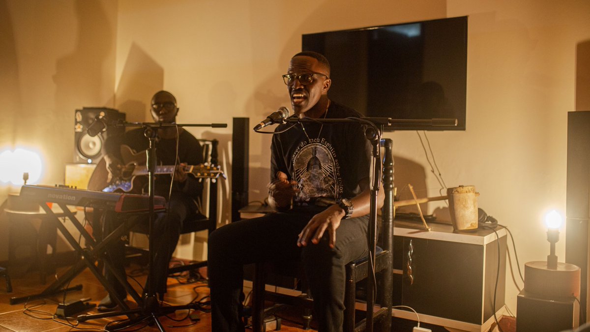 studiocityug's tweet photo. Winston M. Mukasa [ @saveafricasongs ] graced us with his story and song
Grateful to have shared a moment with him 

#manonmission #livingroomsession #music 

📸 : @emma_o https://t.co/QqmJZz6OCl