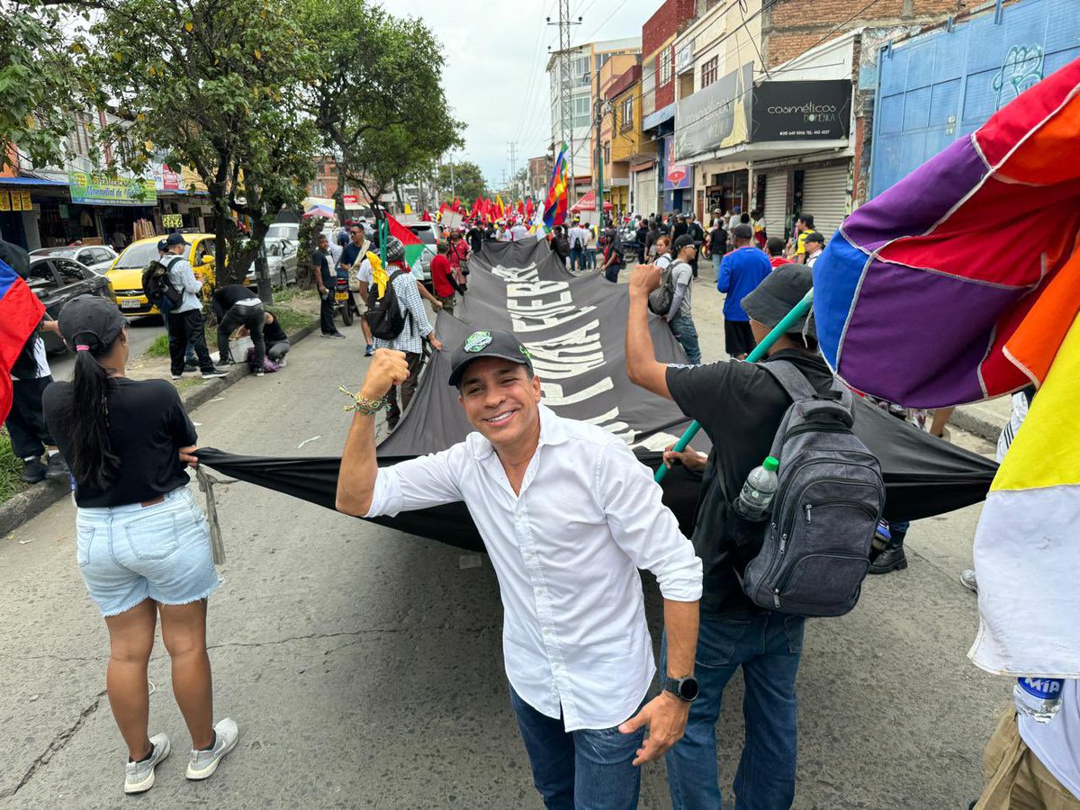 #ATENCION | Ante la decisión de suspender el aumento del 23 % del salario mínimo para los trabajadores de Colombia, el pueblo colombiano debe manifestarse de manera multitudinaria y sin vacilación ante semejante infamia del @Consejodeestado.

Colombia ha figurado históricamente