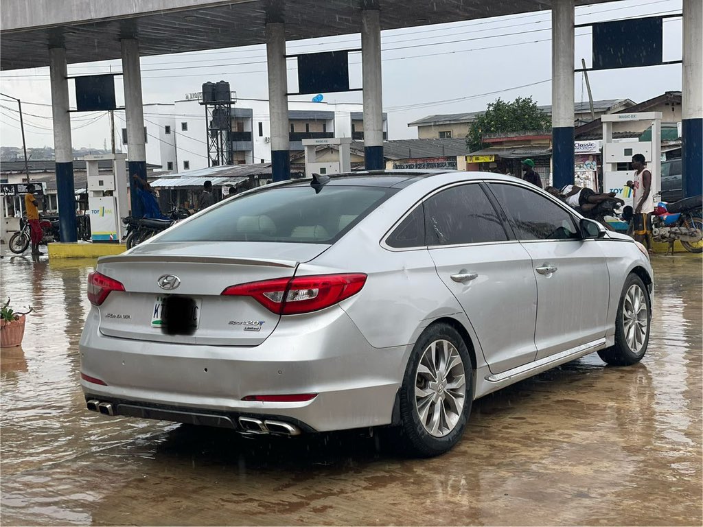 Neatly Used Hyundai Sonata 
Sport Limited 2016
Duty 2023
First Body And First User
Gear And Ac Working Perfectly 
(Engine Needs Attention Via Overheating )
(Front Bumper Needs Attention )
Leather Interior 
Full Panoramic 
Thumb-start 
Fullest Options With Sport Drive

Price: 7m