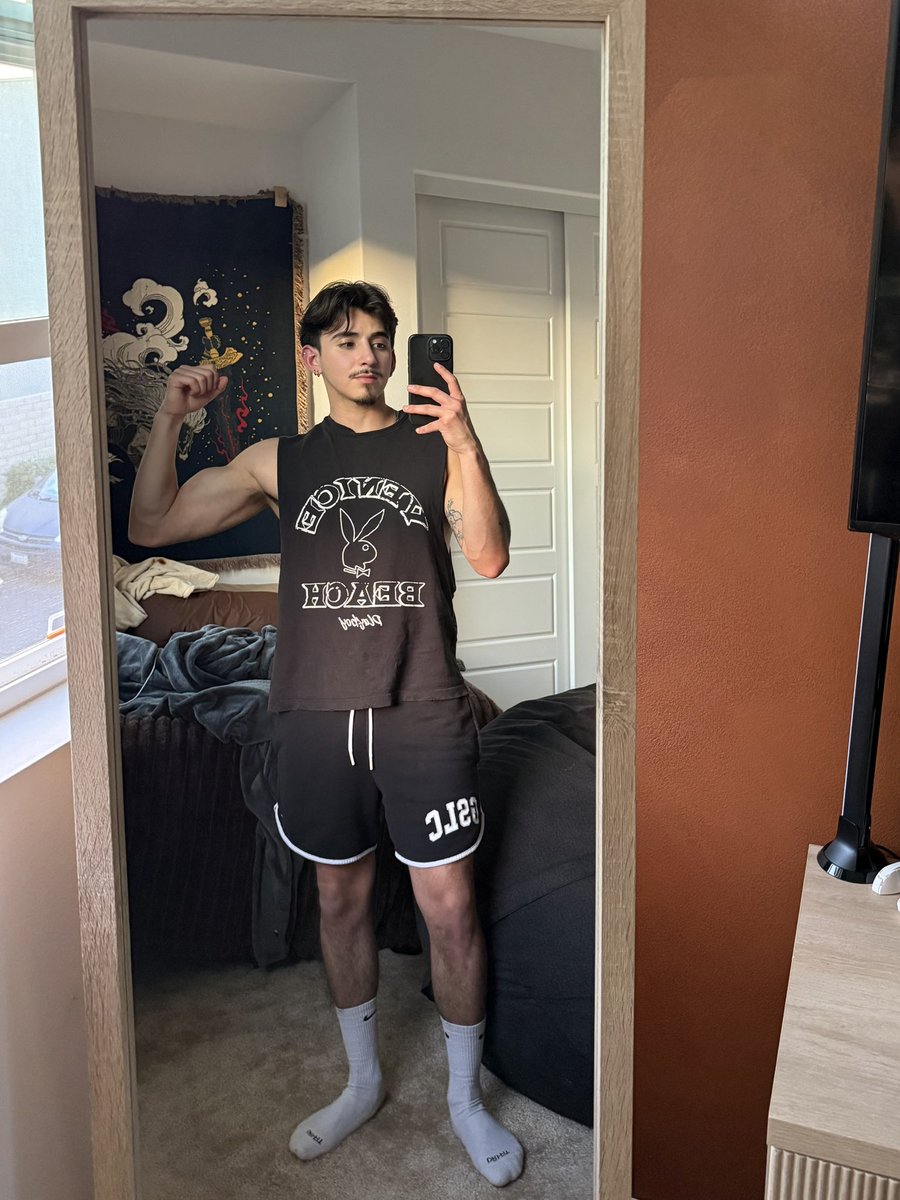 christixnkz's tweet photo. Socks and biceps https://t.co/ze4oOlPHwb