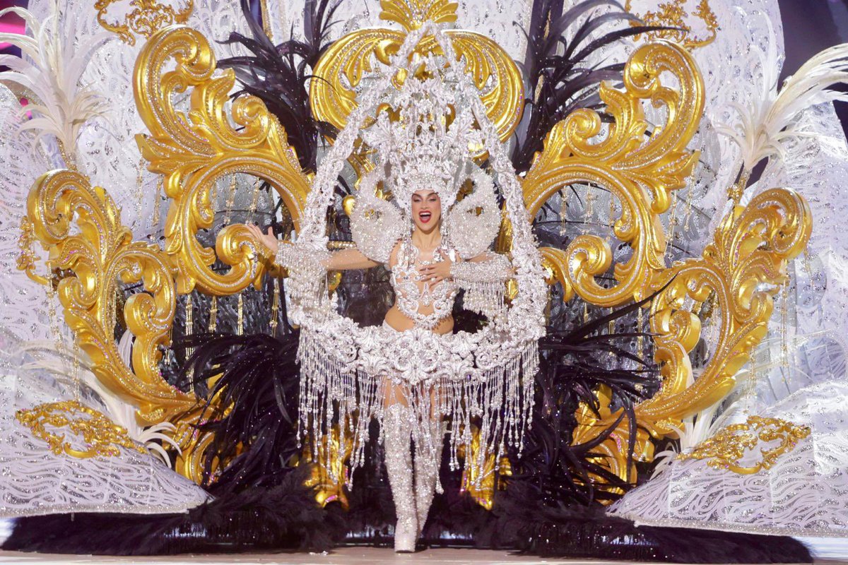 lpacarnaval's tweet photo. 𝐆𝐚𝐥𝐚 𝐝𝐞 𝐥𝐚 𝐑𝐞𝐢𝐧𝐚
𝐂𝐚𝐧𝐝𝐢𝐝𝐚𝐭𝐚 𝟗
Gael Automoción y Darque Car presentan a 𝐍𝐨𝐫𝐦𝐚 𝐑𝐮𝐢𝐳 𝐁𝐫𝐢𝐭𝐨 con un diseño de Antonio Ceballos: «Raffinato»
#ReinaLPGC https://t.co/u5hJlXZf1h