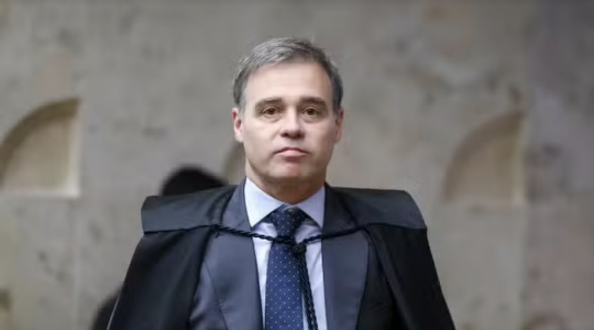 André Mendonça pode conduzir uma investigação que leve ao impeachment de Moraes e Toffoli. Paralelamente, pode cassar uma eventual candidatura de Lula, por abuso do poder político e econômico.
André Mendonça pode, empregando a lei, salvar o Brasil.
Será que ele quer?