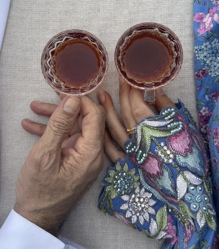 ألا ياحمد وشّ حيلة اللّي فقد مغليه .؟
على طاري الذكرّى هجوسي تسرّيني

وليفٍ أبيع اللي ملكته عشان اشريه
انا أضيق لا من ضاق ورضاه يرضيني

وليفٍ عساني ماخلا منه ولا ابكيه
غيابه يميت الروح والوصل يحييني 

ليا من دعيته جاوب وقال لي لبيه
احس بشعورٍ ماهو ب دايم ايجيني ..♥️