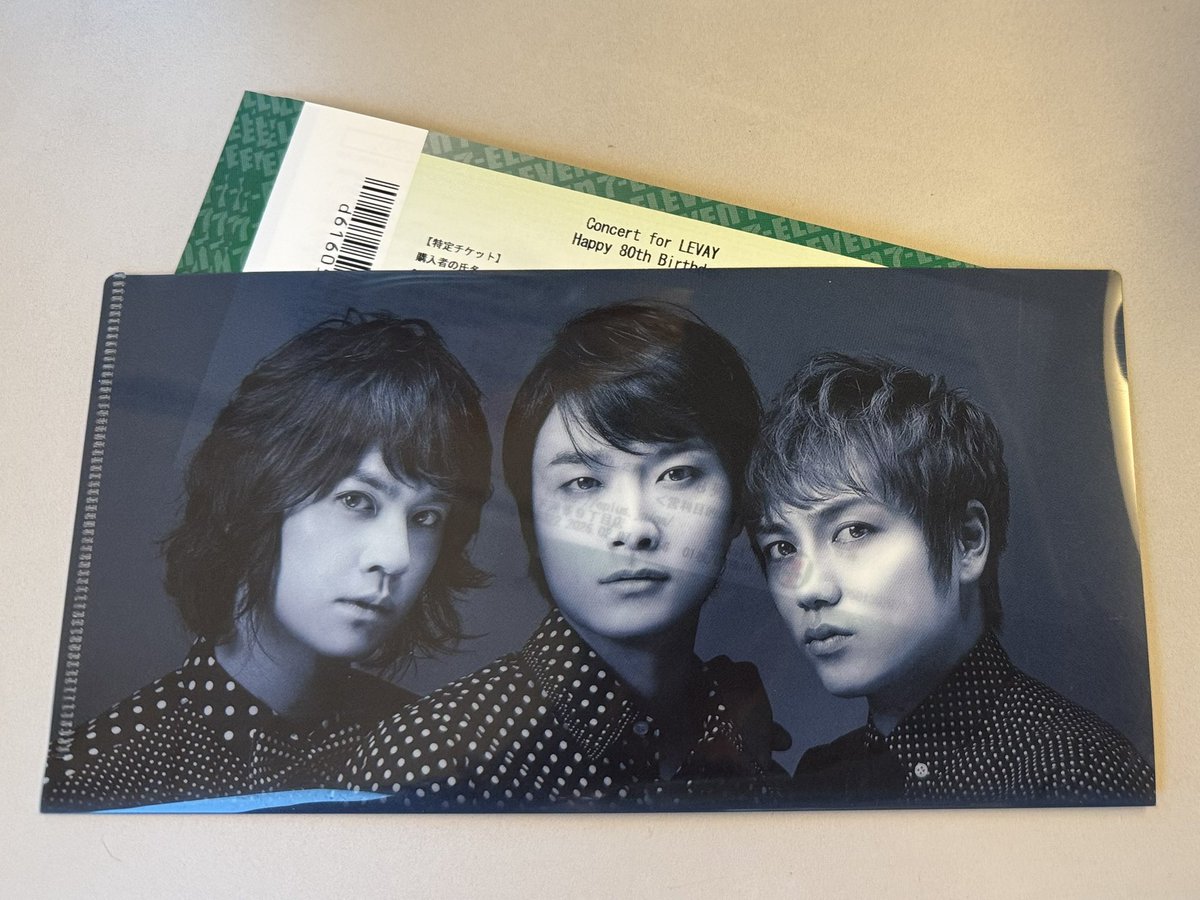 帝劇コンは電子チケットだったので笑 このチケホルにチケット入れて3人