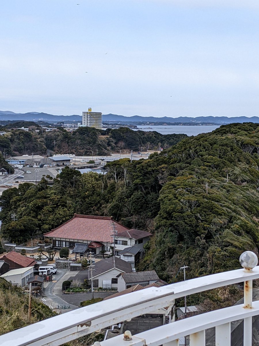 me53df's tweet photo. 2026年2月7日
大王崎灯台へ。
坂道沿いの廃屋に少し淋しさを感じつつも、太平洋に堂々と立つ姿は圧巻🙏
らせん階段の先には感激の絶景😍
見下ろすと足が震える高さ😰
下りた途端に晴れたのは…ちょっと悔しい。 https://t.co/uFWO70Sbel