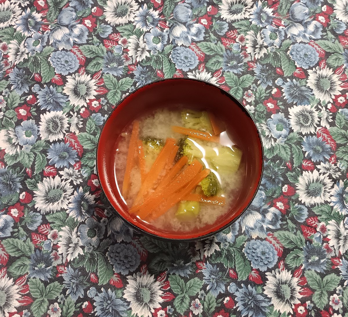 おはようございます。

#シゲさーんの台所
今朝はお味噌汁の写真も！
ニンジン、ブロッコリーの味噌汁です！