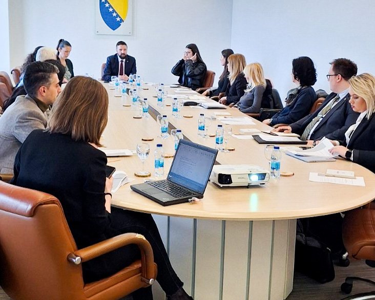 MCP_BiH's tweet photo. ✅ Usuglašen finalni tekst Ugovora CEEPUS IV 🇧🇦

U organizaciji Ministarstva civilnih poslova Bosne i Hercegovine, 12. veljače 2026. godine održan je radni sastanak s ciljem finalizacije teksta Ugovora o provedbi Sporazuma Srednjoeuropskog programa razmjene za sveučilišne studije – CEEPUS IV u Bosni i Hercegovini.

Sastanku su nazočili predstavnici:
🔹Federalnog ministarstva obrazovanja i znanosti
🔹Univerzitet u Banjoj Luci
🔹Univerzitet u Zenici
🔹Univerzitet u Tuzli
🔹Univerzitet u Sarajevu
🔹Univerzitet u Istočnom Sarajevu
🔹Sveučilište Hercegovina
🔹Internacionalni Burch univerzitet
🔹Sarajevska škola za nauku i tehnologiju (SSST)
🔹Sveučilište/Univerzitet Vitez
🔹Sudjelovali su i predstavnici Sektora za obrazovanje Ministarstva civilnih poslova BiH te Državnog CEEPUS ureda Bosne i Hercegovine.

Sastankom je predsjedao pomoćnik ministrice civilnih poslova BiH u Sektoru za obrazovanje, Adnan Husic 

Nakon konstruktivne rasprave usuglašen je finalni tekst Ugovora, koji će u narednom razdoblju biti predmet potpisivanja od strane tri resorna ministarstva i trinaest partnerskih sveučilišta.

📌 Novi Ugovor predstavlja nasljednika CEEPUS III sporazuma iz 2013. godine. S obzirom na to da je CEEPUS IV stupio na snagu 2025. godine, te da se programu iste godine priključilo pet novih partnerskih sveučilišta, Ministarstvo civilnih poslova BiH pokrenulo je postupak zaključivanja novog ugovora kojim će se precizno urediti obveze svih partnerskih institucija proizašle iz međunarodnog sporazuma.

Predviđeno je i osnivanje Radne skupine eksperata za CEEPUS, koja će sustavno raditi na daljnjem unapređenju provedbe programa.
🤝 CEEPUS ostaje jedan od ključnih instrumenata regionalne akademske suradnje i mobilnosti studenata i nastavnog osoblja, kao i važan segment jačanja internacionalizacije visokog obrazovanja u Bosni i Hercegovini.