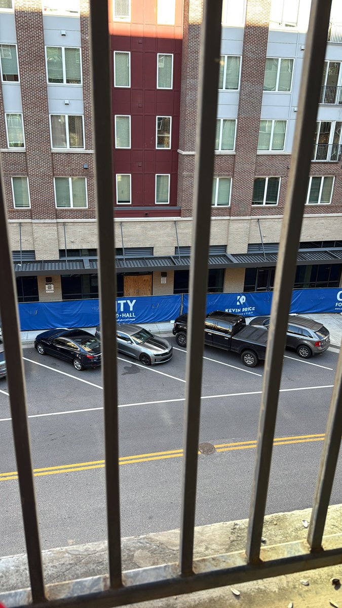 Metrothoom's tweet image. Backing into an angled spot is the gayest thing I’ve ever seen