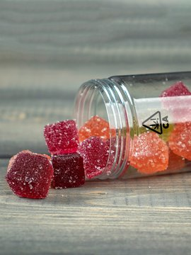 🇬🇧✈️ Trois membres d'équipage de cabine de British Airways ont été hospitalisés lors d'une escale à Los Angeles après avoir consommé des bonbons gélifiés au cannabis qui leur auraient été offerts par un passager à la suite d'un vol Londres-LAX. 
Les bonbons gélifiés contenaient