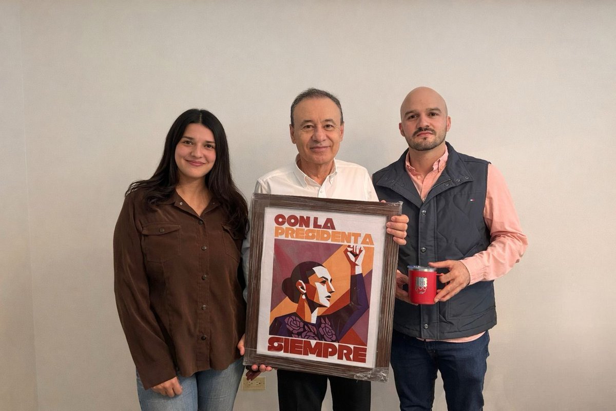 Qué gusto reunirme con mi estimada Sabina Salazar y con mi querido Antonio Silvia, dos jóvenes muy talentosos que han ayudado a difundir muchos de los logros y aciertos de nuestro movimiento.

Gracias por el detallazo.