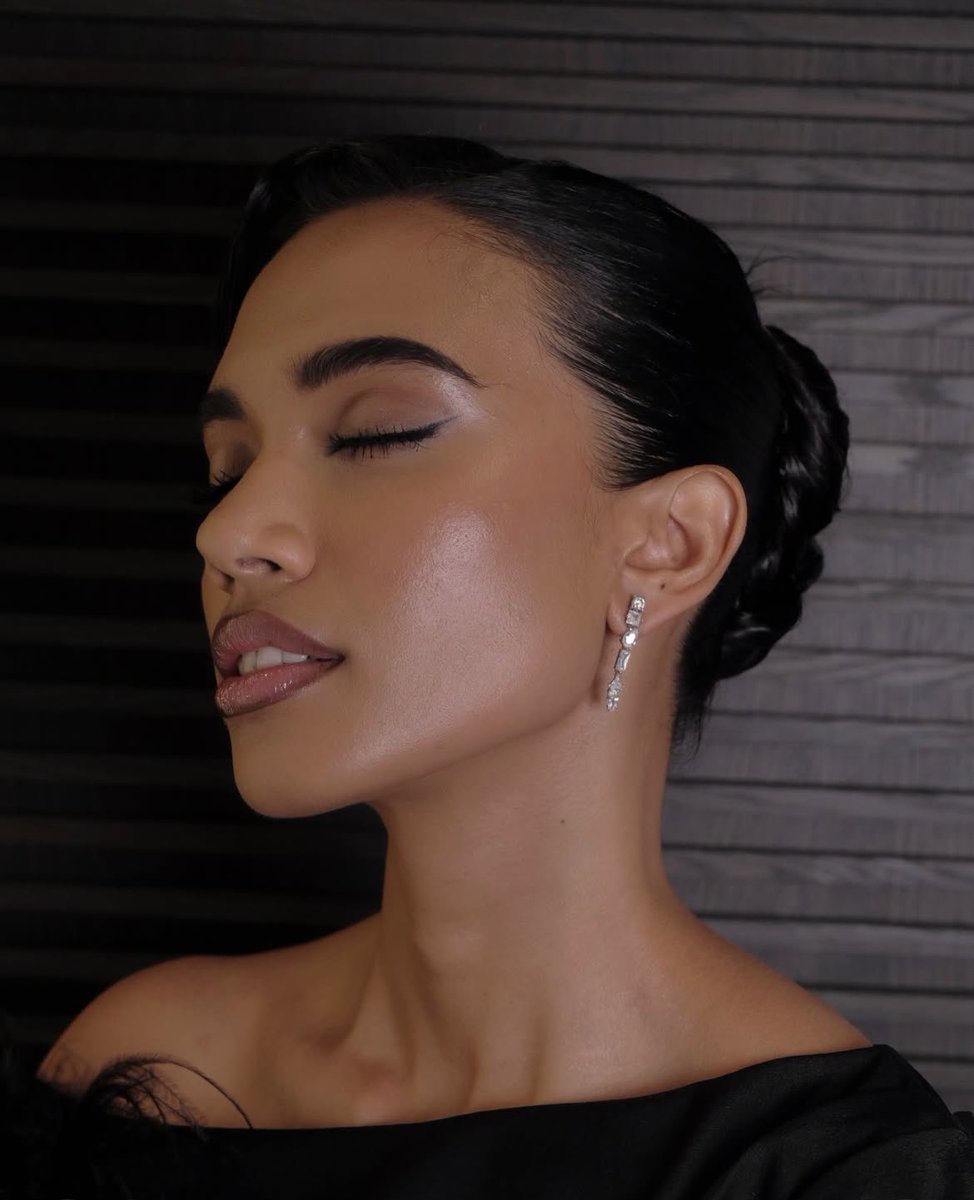 face card and face economy don’t even begin to describe how gorgeous supriya ganesh is