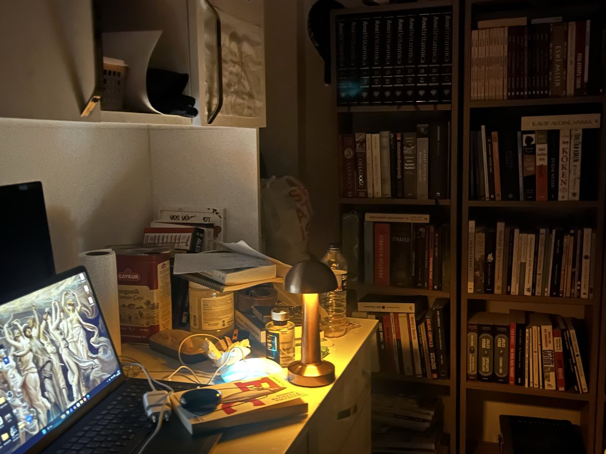 Masanın yeri farklıydı ama hep aynı masaydı. İsteklerim farklıydı ama gereken hep çalışmak, dirsek çürütmekti. Bir sihir gibidir, istediğini almak kolay ama oturup işin başına geçmek zordur. 4 yılım bu masada çalışarak geçti, öyle böyle. En aptal zamanlarım, kendimi geliştirip