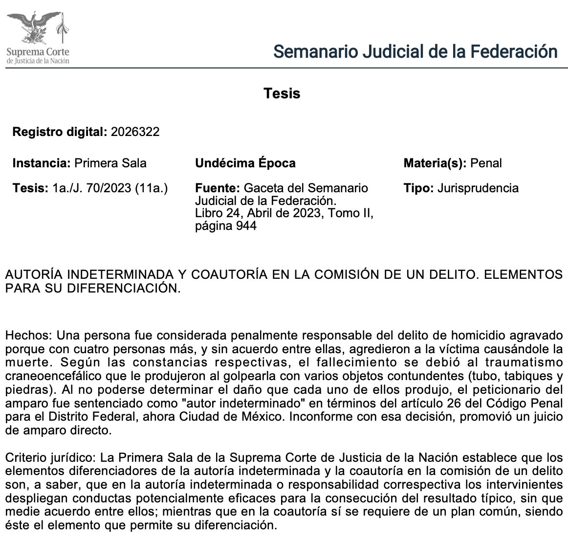 Adrianreginoo's tweet photo. 👥 Autoría indeterminada vs. coautoría: no es lo mismo actuar juntos que actuar sin acuerdo

Cuando varias personas intervienen en la comisión de un delito, determinar cómo deben responder penalmente no siempre es sencillo. La diferencia entre coautoría y autoría indeterminada (o responsabilidad correspectiva) puede cambiar por completo el fundamento y la medida de la responsabilidad.

La Suprema Corte aclaró el punto clave:  🔸 La coautoría exige un plan común.  🔸 La autoría indeterminada no requiere acuerdo previo.
En la coautoría, existe un acuerdo —expreso o tácito— para cometer el delito. Hay un plan común y cada interviniente tiene dominio funcional del hecho. Aunque no se pueda precisar qué lesión concreta causó cada uno, todos responden porque actuaron coordinadamente hacia el mismo resultado.

En cambio, en la autoría indeterminada, varias personas realizan conductas potencialmente eficaces para producir el resultado, pero sin que exista acuerdo entre ellas. Cada una ejecuta una acción peligrosa o lesiva, pero no hay un diseño conjunto. Y cuando por la mecánica del hecho resulta imposible determinar quién produjo el daño específico que causó el resultado (por ejemplo, la lesión mortal), el derecho penal recurre a esta figura.

La diferencia no es menor. La autoría indeterminada se diseñó precisamente para enfrentar situaciones en las que:
▪️Intervienen varias personas,
▪️Todas despliegan conductas aptas para producir el resultado,
▪️Pero no hay prueba de acuerdo previo ni se puede individualizar el daño causado por cada una.

📣 En síntesis: La coautoría se basa en el acuerdo y el dominio funcional del hecho. La autoría indeterminada se basa en la concurrencia de conductas eficaces sin plan común y ante la imposibilidad de individualizar el resultado.

No es lo mismo actuar coordinadamente que coincidir violentamente sin acuerdo. Y esa diferencia es jurídicamente decisiva ⚖️