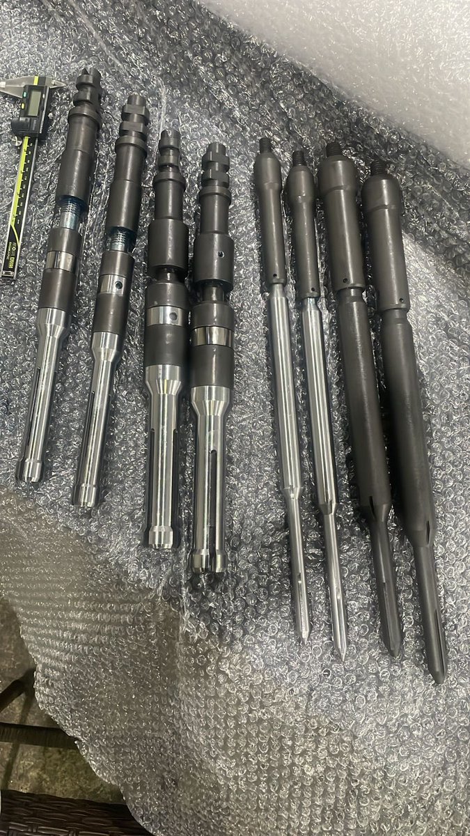 Atendendo a milhares de pedidos, segue foto dos aplicadores e sacadores de Plug DB 2.3/8” e 2.7/8”.
São ferramentas que trabalham entre 100 e 4000 m de profundidade.
Como referência, o paquímetro ao lado tem 150 mm.