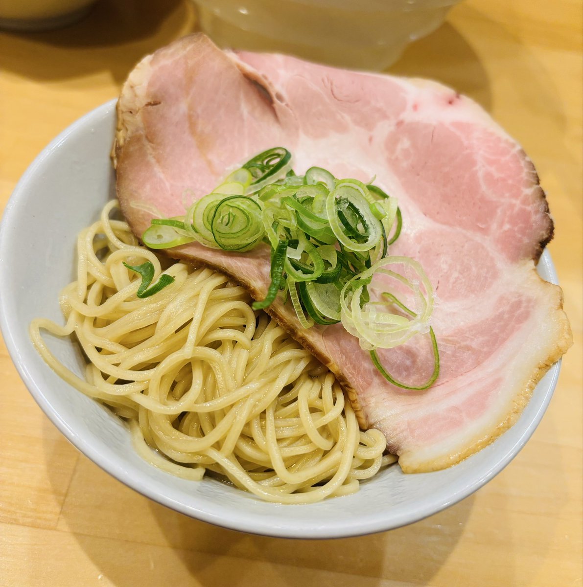 ramenguruiol's tweet photo. 中華そばみつ葉@浦和
夜限定太麺ラーメン玉ねぎトッピング、水餃子、和玉🍜こちらのデフォは細麺みたいですが太麺に惹かれて🥹もちもち麺がスープに絡んで美味しかった〜和玉もどデカいチャーシューが入っていてボリューミーでした👐 https://t.co/sINfN8lOqG