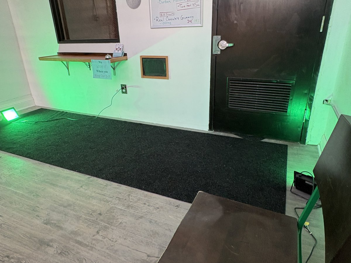 daviss's tweet image. minneapolis weed stores are wild