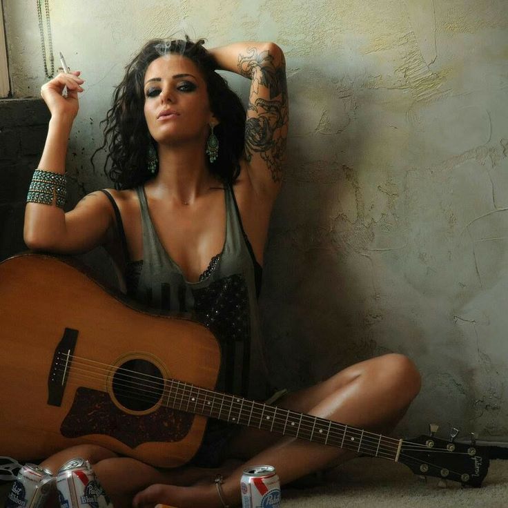 Te regalo la guitarra 
los cigarros, la cerveza 
me rindo a la sutileza 
con que a mi sexo tu amarras 
Me tienes entre tus garras 
y en el calor de tus pechos 
tu juegas con mis derechos 
no me respetas, gitana 
eres dueña de mis ganas 
con tu locura en el lecho
#Cuba #poesia