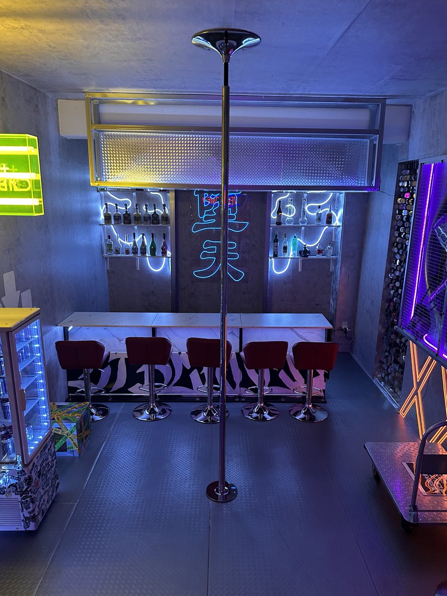 ポールの設置が完了しました✨

現時点での設置期間
本日〜3月1日(日)の営業終了まで

※期間中ポールの取り外しは出来ません
登ってのポージングは可能です、貸切利用時以外は激しいダンス等はお控え下さい。

次の設置日は反響次第で決めさせて頂きます