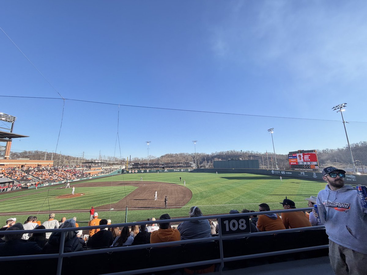 Donny_Grover's tweet photo. Baseball season started back up which means I now have an excuse to get hammered and talk to hot sec chicks. #gimmesome https://t.co/9t8w7Aq5Yc