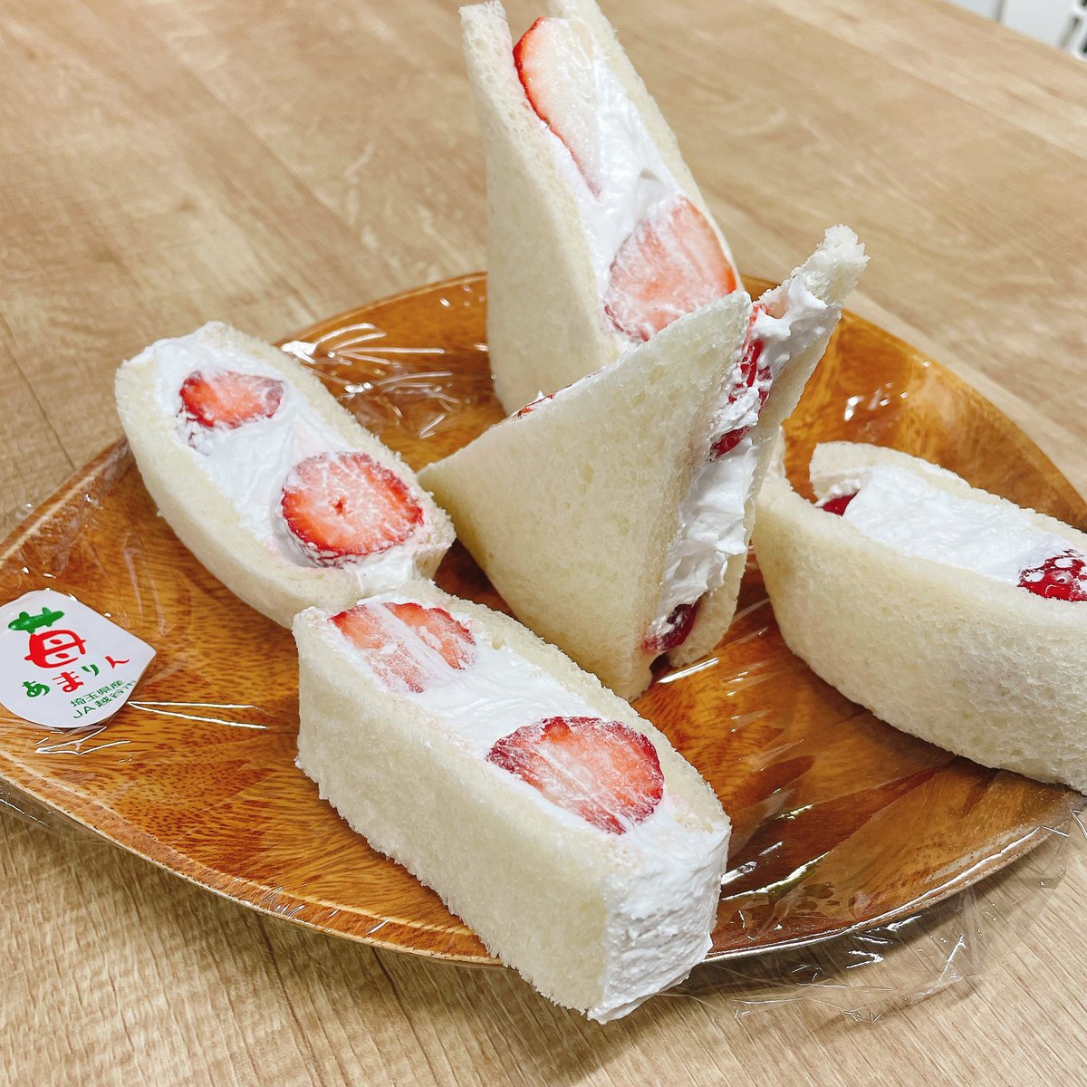 obihapi795's tweet image. 【だいすけ便り】
今回は埼玉県産の苺、「あまりん」と「べにたま」を使って！

【グラサン】を作りました🕶️

要はグランプリサンドです🥪
以前の放送でも紹介したことある甘〜い苺をフルーツサンドにしましたよ🍓
#だいすけ便り
#おびハピ795 #nack5