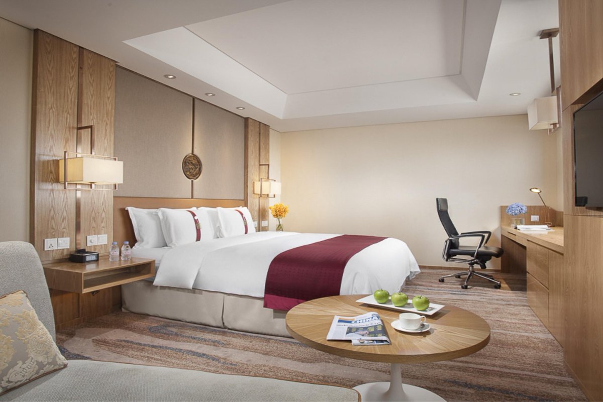 A 3 star Holiday Inn located in any 4th tier city looks like this and costs $57/night

i think you guys are just completely cooked