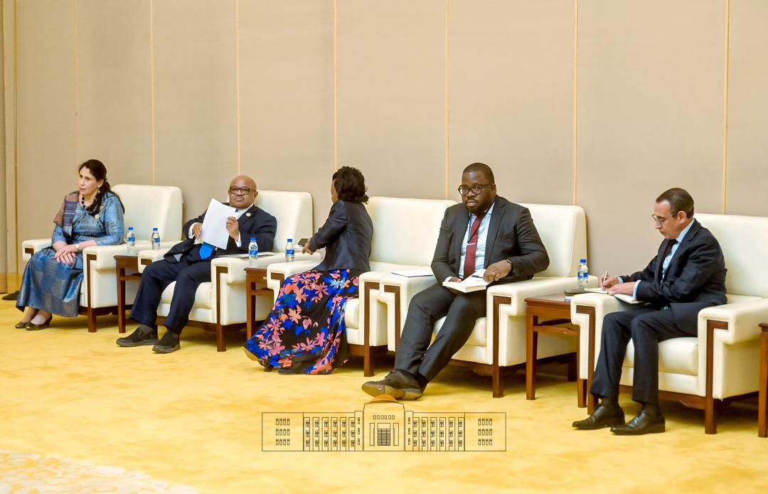 SE <a href="/GeneralNeva/">SE Evariste Ndayishimiye</a> s'est également entretenu avec le Président de la commission de l'Union Africaine,SE <a href="/ymahmoudali/">Mahmoud Ali youssouf</a>, avec lequel ils ont discuté sur le vœu partagé d’oeuvrer ensemble à faire progresser l’agenda continental et répondre aux aspirations légitimes des peuples africains