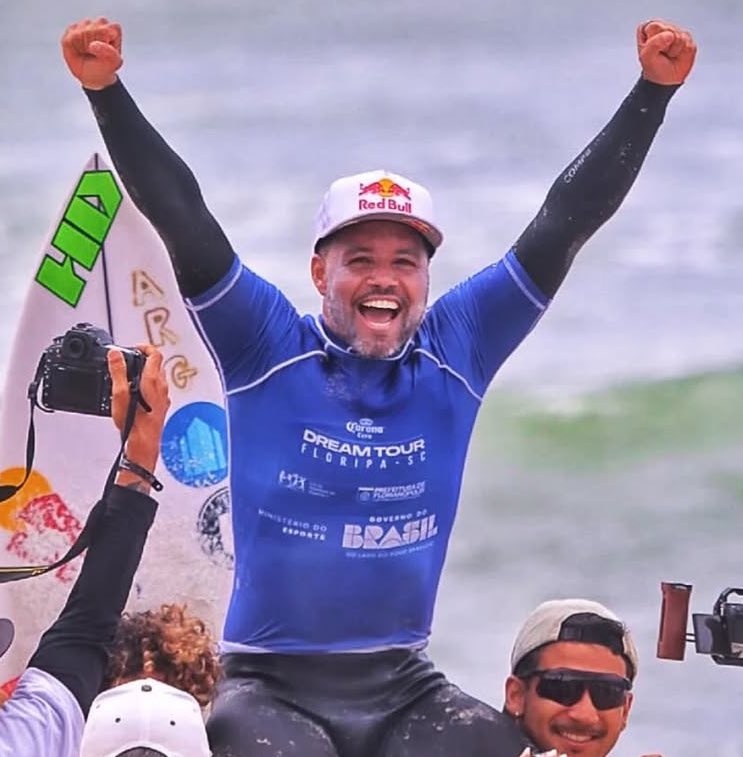 O CAMPEÃO MUNDIAL DO CARVÃO 
Hoje é dia de celebrar o campeão mundial de surfe de 2015! Adriano de Souza, o Mineirinho, completa 39 anos. Paulista de origem, virou um legítimo criciumense: mora na cidade, formou família e tem a Praia do Rincão como quintal. Apaixonado pelo Tigre,
