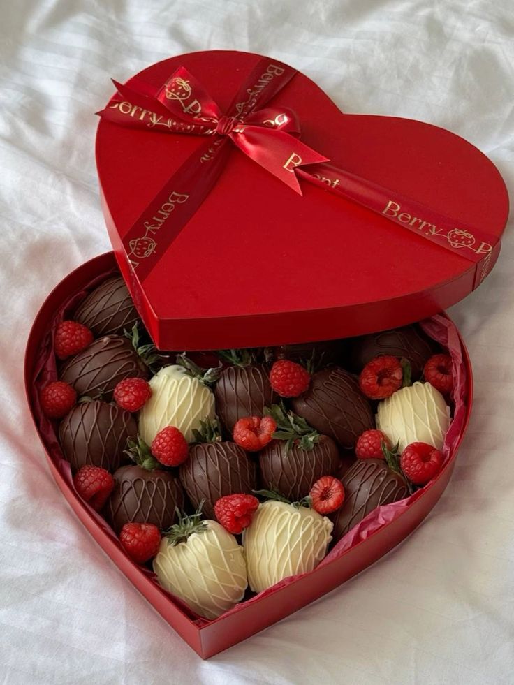 𝙁𝙤𝙧 𝙈𝙚𝙞𝙣 𝙨𝙘𝙝𝙤̈𝙣𝙚𝙧 𝙠𝙡𝙚𝙞𝙣𝙚𝙧 𝙒𝙤𝙡𝙛 , 𝙝𝙖𝙥𝙥𝙮 𝙑𝙖𝙡𝙚𝙣𝙩𝙞𝙣𝙚'𝙨 𝘿𝙖𝙮.

¡Mi amor! ¡Mi lobito! Vi estoy pensé en tí para este precioso día... También hay algo muy importante que quiero pedirte.