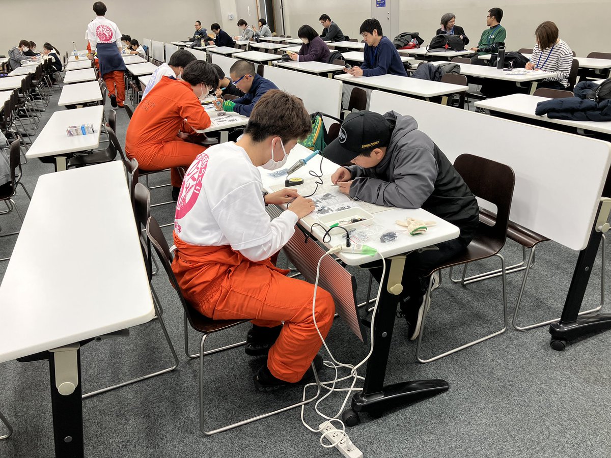 「マンツーマンの電子工作教室」開講中！
小学生が #ロボット遊交部からくり のお兄さん、お姉さんと一緒にはんだごてにも挑戦しています！
作った #ライントレースカー  は実際に走らせます！
＃工作教室 ＃公開講座 #芝浦工業大学