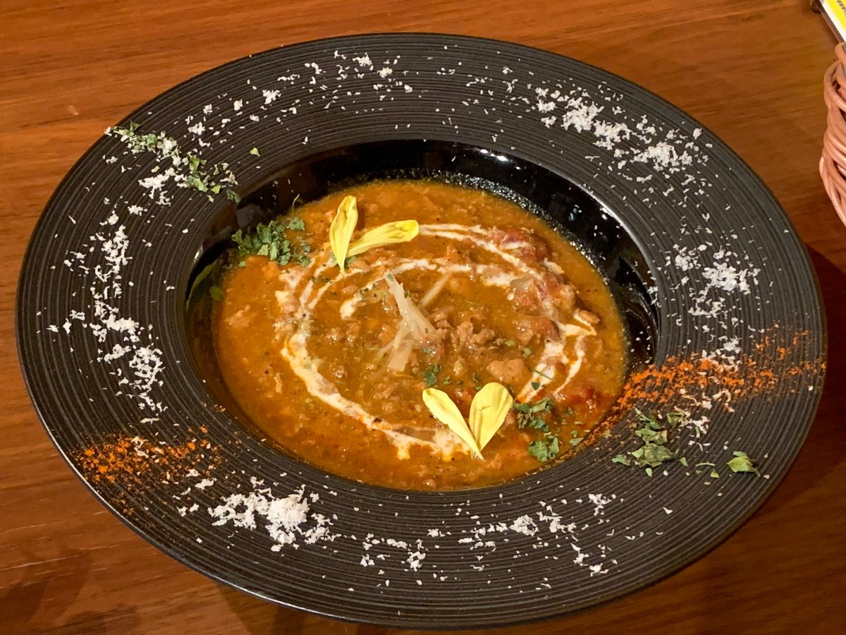 4_vtan's tweet image. お昼です🕛 #rasoi さんにてスパイス豚汁🐷とチキンビリヤニ🐔を
復活したスパ豚汁❗️沢山過ぎる具材🍥🥕🍄の旨味がスパイスでまとまっています👍
ビリヤニも負けず劣らずの具沢山🌋で特にナッツ🥜が良い働きをしていました😋ご馳走様でした🙏