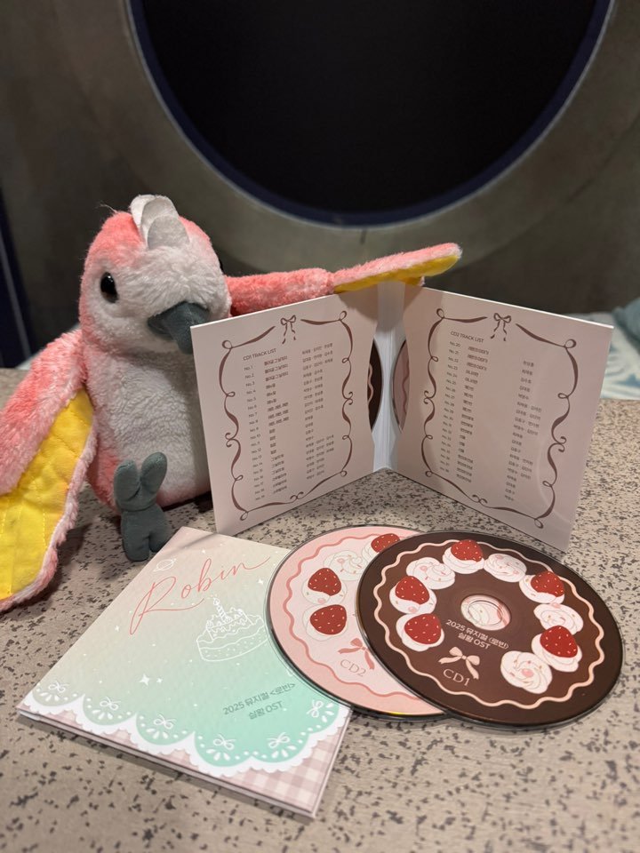 #뮤지컬 #로빈
🄼🅄🅂🄸🄲🄰🄻 🅁🄾🄱🄸🄽🚀

ROBIN LIVE OST🎂
실황 OST 수령 안내

금일부터 로빈 PASSPORT 7회차 혜택인 실황OST 수령이 가능합니다.

7개의 도장이 날인된 로빈 PASSPORT 카드 지참 후 적립 부스로 방문 부탁드립니다.

-
25.12.01 - 26.03.01
대학로 TOM(티오엠) 1관