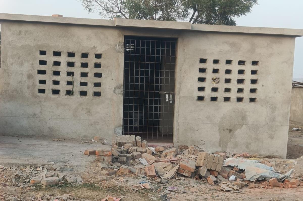 #मानकों को #ताक पर रखकर #रात के #अंधेरे में चल रहा #निर्माण कार्य.... <a href="/dcpakur/">DC PAKUR</a> <a href="/HemantSorenJMM/">Hemant Soren</a> <a href="/JharkhandCMO/">Office of Chief Minister, Jharkhand</a> <a href="/yourBabulal/">Babulal Marandi</a> <a href="/prdjharkhand/">IPRD Jharkhand</a> <a href="/IprdPakur/">IPRD PAKUR</a>