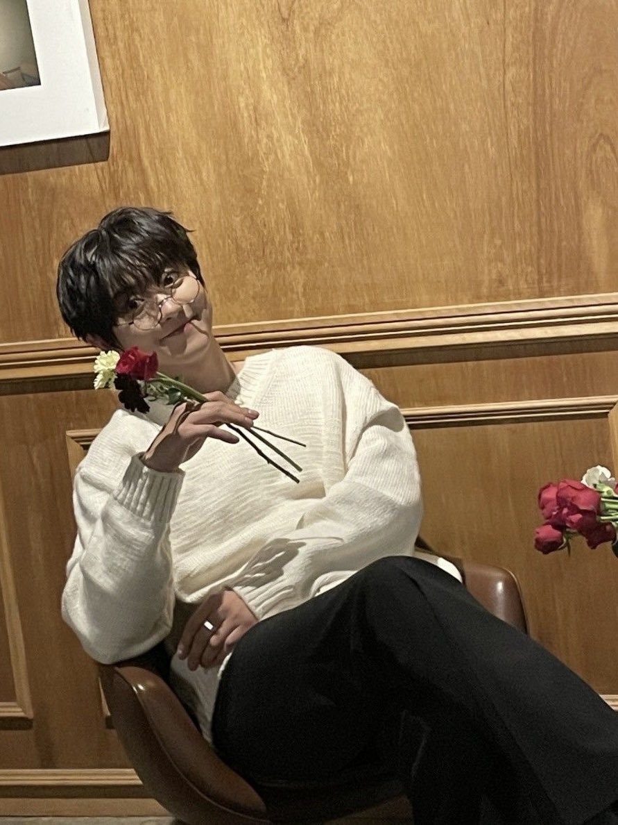 Happy Valentine’s Day!🫳🏻🌹✨

ชื่นชมในทุกความสัมพันธ์ที่น่ารัก ยินดีกับคนที่มีคนรักอยู่ข้างๆแล้ว และสำหรับคนที่ยังไม่มี แกนโอบกอดนะครับ คนโสดไม่ต้องเหงานะครับ เรามีเพื่อนเยอะแยะ!😝 .