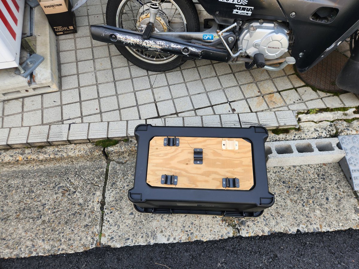 poseidon_pkch's tweet photo. 【簡単脱着式リアボックス搭載JA10】

ウーバー配達は大容量ボックスで安心。

息子とのタンデムの時は外して快適。

理想のカブが出来上がり🔥🔥 https://t.co/MmbilWcEb1