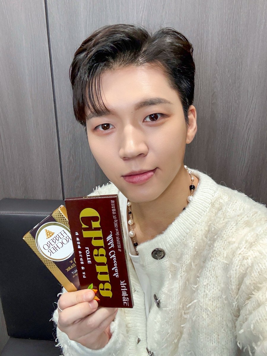 [🍫]

⋆｡˚ ʜᴀᴘᴘʏ ᴠᴀʟᴇɴᴛɪɴᴇ's ᴅᴀʏ ˚｡⋆｡
↳ 𝙒𝙤𝙤𝙃𝙮𝙪𝙣 ᡣ  ⋅  ⋅  ᪲ა

#남우현 #NAMWOOHYUN
#발렌타인데이 #ValentinesDay