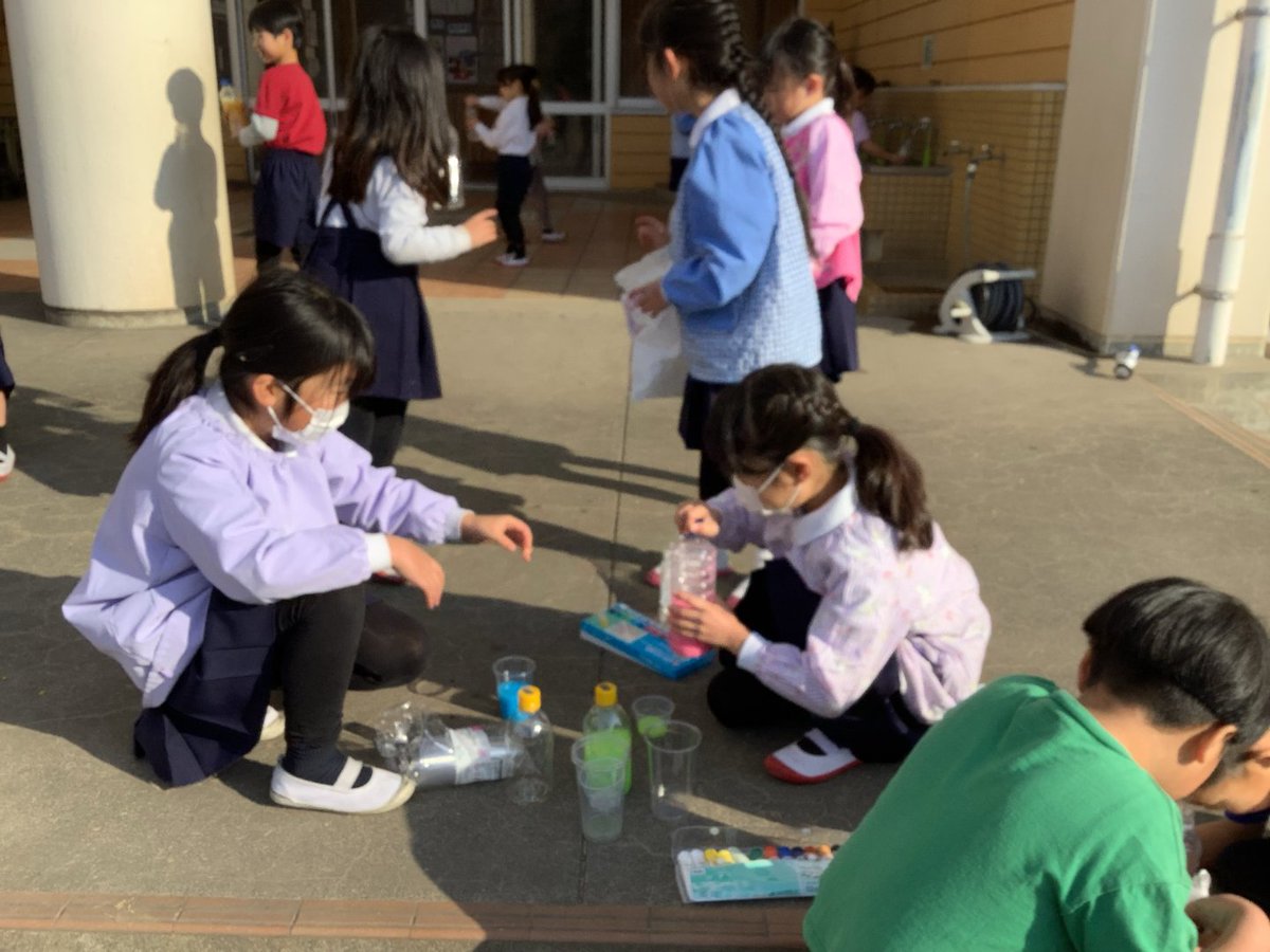 今日は，土曜授業。１年生は絵の具を水で溶かして色水あそびをしました。ペットボトルやコップに移して自分の好きな色を作ります。何色と何色を混ぜるとどんな色になるのかな？子どもたちは考えながら遊んでいました。