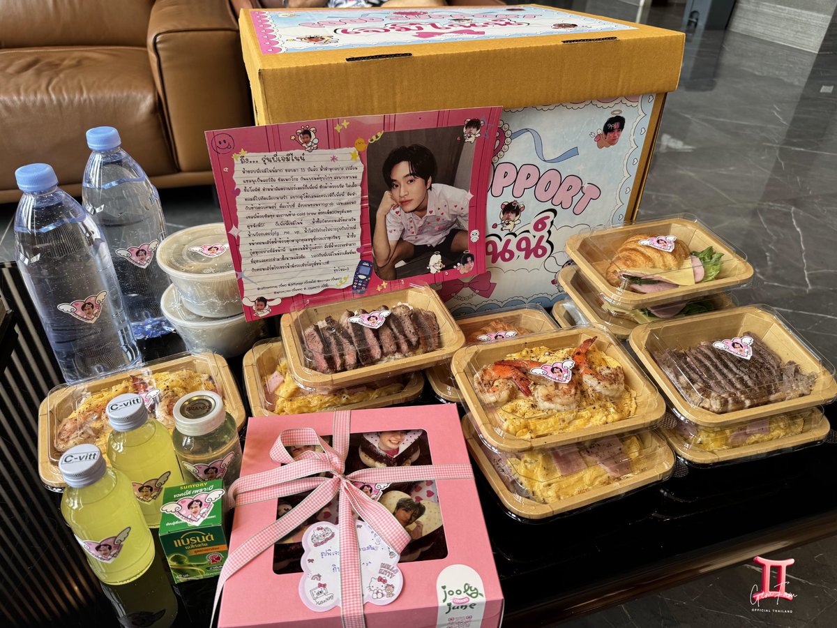 —-🍱  #GeminiFoodBox 😋
🎤•₊˚. #RISERCONCERTD2 🕺🏻˚₊✩
          #Gemini_NT #เจมีไนน์ 

Brunch พร้อมเสิร์ฟให้ศิลปินสุดหล่อมากความสามารถที่ได้รับคำชมอย่างล้นหลามสำหรับการแสดง D1 ขอวันนี้เป็นอีกวันที่ดี แฟนๆส่งความรักและอีสอีสเป็นกำลังใจให้เจมน้า

Thanks for food support from🩷