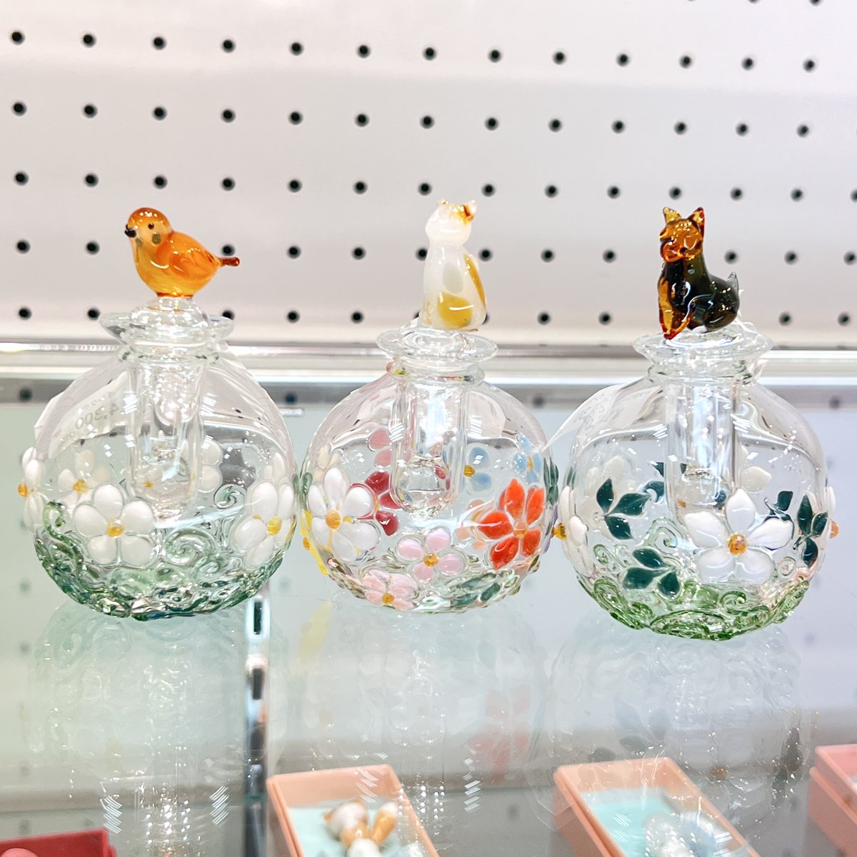 stas_glass_pen's tweet photo. 【三越文具祭り2026 おすすめ商品】
日本橋三越本店で開催中の三越文具祭り2026にて展開中のおすすめ商品をご紹介いたします♪
ぜひ会場にてご覧ください！

----------------------------------------
「インクポッド」(キタガワ　アキコ)
￥14,300(税込)

たくさんの花に囲まれた小さな動物たちがガラスペンのお供になります。
----------------------------------------

※掲載写真は撮影時の物です。品切れの際はご容赦ください。

#三越文具祭り2026